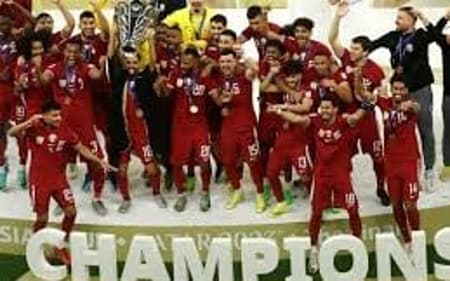Seleção do Catar comemorando título da Copa da Ásia 2024 (Foto: Sleçeão do Catar comemorando título da Copa da Ásia 2024)