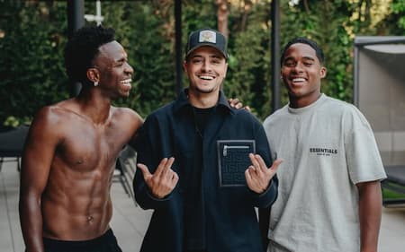 Vini Jr. e Endrick junto ao influenciador Coringa em comemoração
