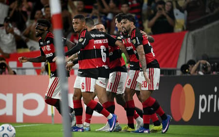 Time do Flamengo comemorando contra o Cusco