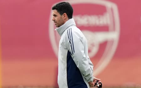 Técnico do Arsenal, Mikel Arteta observa treino do clube inglês