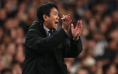 Técnico do Japão, Hajime Moriyasu orienta jogadores em amistoso contra a Inglaterra