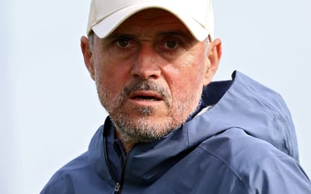 Técnico do PSG, Luis Enrique observa treino na semana da final da Champions League