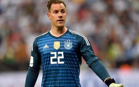 O goleiro Ter Stegen com o uniforme número 22 da seleção alemã, olhando fixamente para o lado durante uma partida