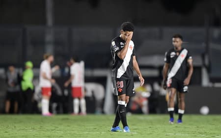 Vasco perde em casa por 0 x 3 para o Bragantino