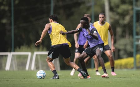 Victor Hugo em disputa em treinamento no Atlético (Foto: Pedro Souza / Atlético)