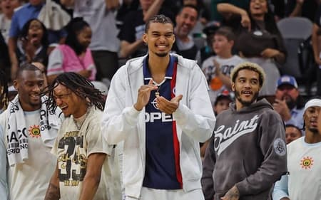 Wembanyama com a camisa do PSG (FOTO: Divulgação)