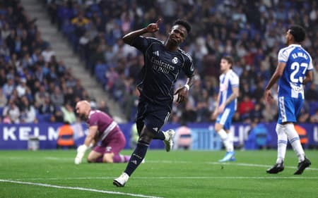 Vini Jr comemora gol marcado pelo Real Madrid sobre o Espanyol, pela La Liga