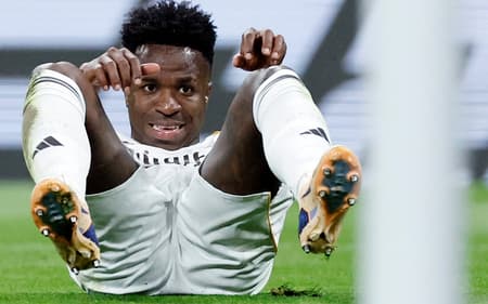 Vini Jr lamenta chance desperdiçada em Real Madrid x Oviedo, pela La Liga
