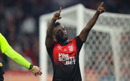 Atacante somou anotou seu quinto gol no Brasileirão (Foto: José Tramontin/Athletico)