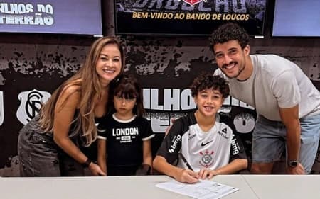 Bernardo Henrique assinou contrato de iniciação desportiva com o Corinthians (Foto: Reprodução/Instagram)