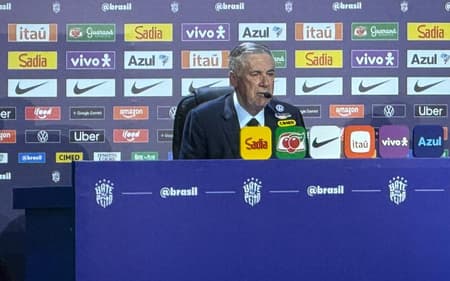 Ancelotti sentado na mesa da convocação