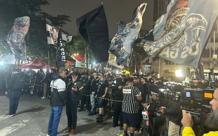 Torcida do Corinthians protesta em frente ao Parque São Jorge (Foto: Guilherme Lesnok/LANCE!)