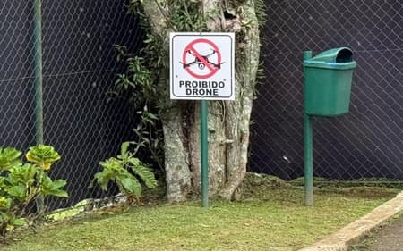 Placa com sinal de proibicação de levantar voo com drones na Granja Comary
