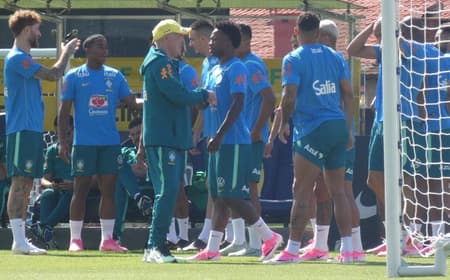 Ancelotti, Viniícius Jr e os demais jogadores da Seleção em campo na Granja Comary