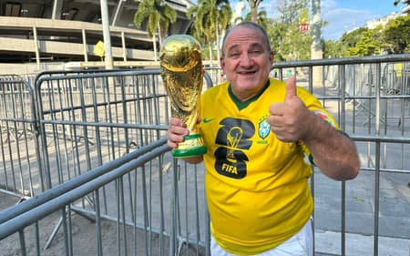 Torcedor exibe réplica de taça da Copa do Mundo no Maracanã (Foto: Lucas Bayer / Lance!)