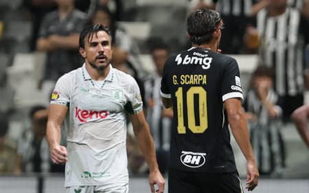 Willian Bigode e Scarpa em encontro durante Atlético-MG e América-MG (Foto: Gilson Lobo/AGIF/Folhapress)