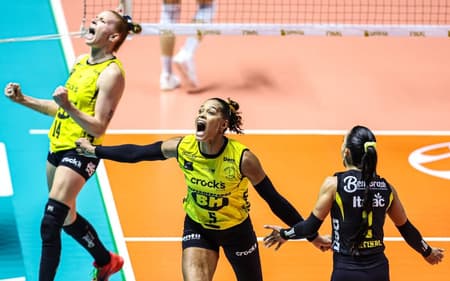 Jogadoras do Praia Clube comemoram ponto na final da Superliga Feminina de Vôlei