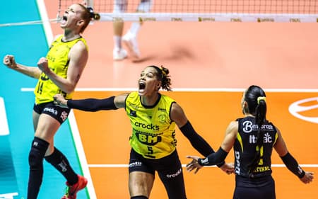 Jogadoras do Praia Clube comemoram ponto na final da Superliga Feminina de Vôlei