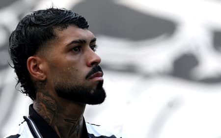 Defensor revelou detalhes de sua saída do clube carioca (Foto: Vitor Silva/Botafogo)