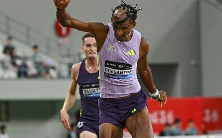Alison dos Santos cruza a linha de chegada na etaá de Xangai da Diamond League