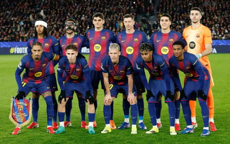 Jogadores do Barcelona tirando foto antes de partida na Champions League (Foto: Lluis GENE / AFP)