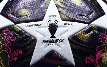 Bola da final da Champions League com estrela no centro com a taça
