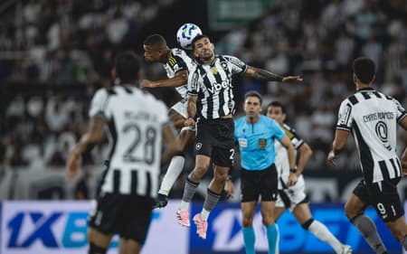 jogadores de Botafogo e Atlético-MG disputam a bola durante jogo no Nilton Santos pelo Brasileirão