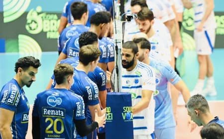 Jogadores de Campinas e Cruzeiro se cumprimentam na rede da final da Copa Brasil de Vôlei Masculino 2026 (Foto: Rafael de Paula/Usina de Ideias/CBV)