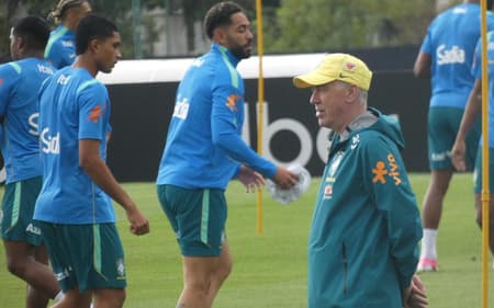 Ancelotti observa treino da Seleção Brasileira (Foto: Lucas Bayer/Lance!)