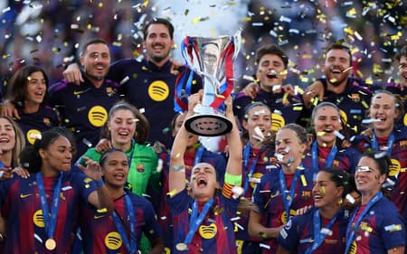 Jogadoras do Barcelona levantam taça de campeã da champions League