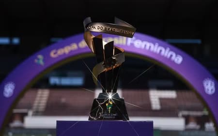 imagem da taça da copa do brasil feminina