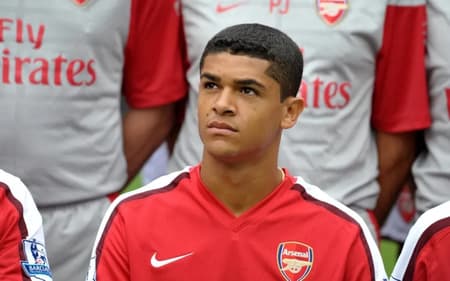 Denílson com feição séria durante sua passagem pelo Arsenal
