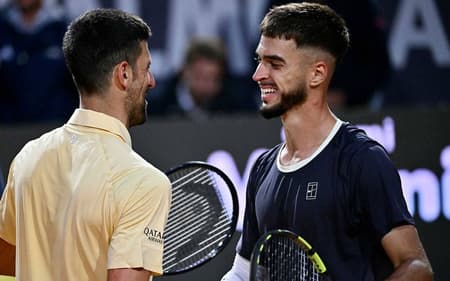 Prizmic é cumprimentado por Djokovic após a vitória em Roma (Foto: Divulgação/ATP)