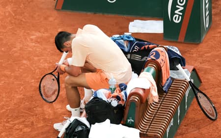 O sérvio Novak Djokovic foi derrotado por João Fonseca na terceira rodada de Roland Garros