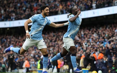 Doku comemora gol que deixa o Manchester City vivo na Premier League. (Foto: Darren Staples / AFP)