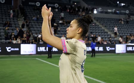 Dudinha bate palma em campo