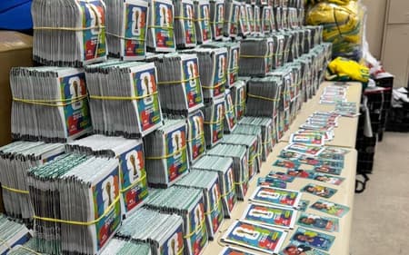 Polícia Civil do Rio exibe carga de 200 mil figurinhas da Copa do Mundo falsas
