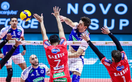 Lucão ataca na final da Superliga Masculina entre Cruzeiro e Campinas (Foto: Divulgação/ CBV)