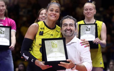 Adenízia recebe o prêmio de MVP da Superliga Feminina 2025/26 (Foto: Wander Roberto/Inovafoto/CBV)