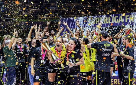 Adenízia ergue o troféu da Superliga Feminina 2025/26 pelo Praia Clube (Foto: Wander Roberto/Inovafoto/CBV)