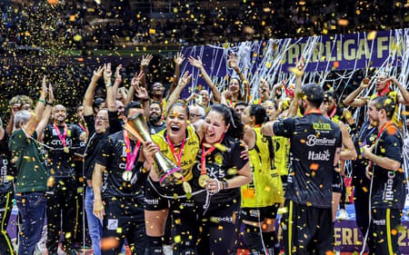 Adenízia ergue o troféu da Superliga Feminina 2025/26 pelo Praia Clube (Foto: Wander Roberto/Inovafoto/CBV)