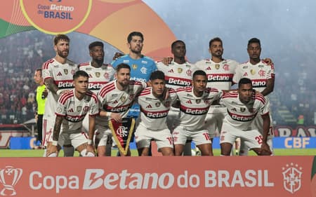 Elenco do Flamengo posicionado para a foto de antes do apito inicial