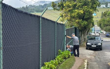 Funcionários terminam fechamento de grades na Granja Comary