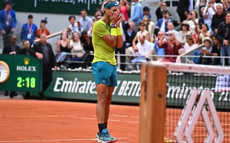 A emoção do espanhol Rafael Nadal ao vencer, em 2022, em Roland Garros, seu 22º Grand Slam