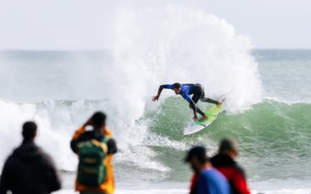 Filipe Toledo avançou às quartas de final na Nova Zelândia