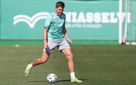 Bruno Fuchs, zagueiro do Palmeiras, em treinamento na Academia de Futebol