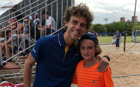 Guga Kuerten e João Fonseca em 2018, na Copa Guga, em Florianópolis (Arquivo)