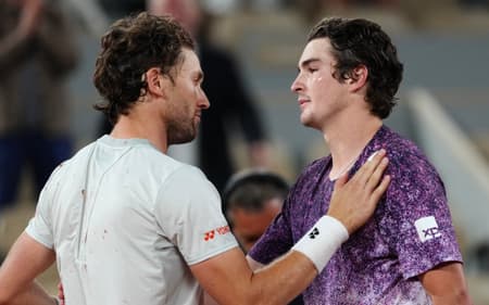 João Fonseca é cumprimentado por Casper Ruud após a vitória em Roland Garros (João Fonseca na partida contra o norueguês Casper Ruud (Foto: Dimitar DILKOFF / AFP)