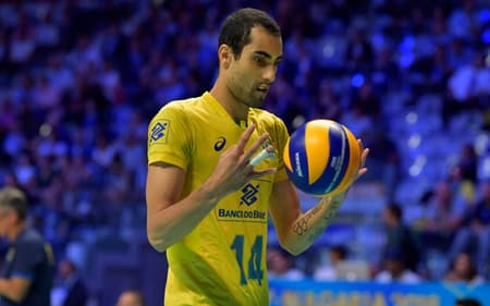 SOBE - O ponteiro Douglas Souza surpreendeu positivamente no Mundial e chegou à decisão como forte candidato ao prêmio de melhor jogador do torneio, caso o Brasil fosse campeão. Aos 23 anos, fez sua primeira temporada como titular da Seleção mostrou que pode ser peça-chave.