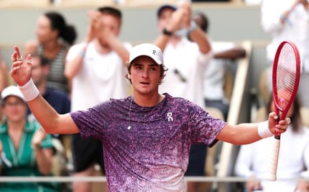 João Fonseca comemora durante duelo com Novak Djokovic na terceira rodada de Roland Garros